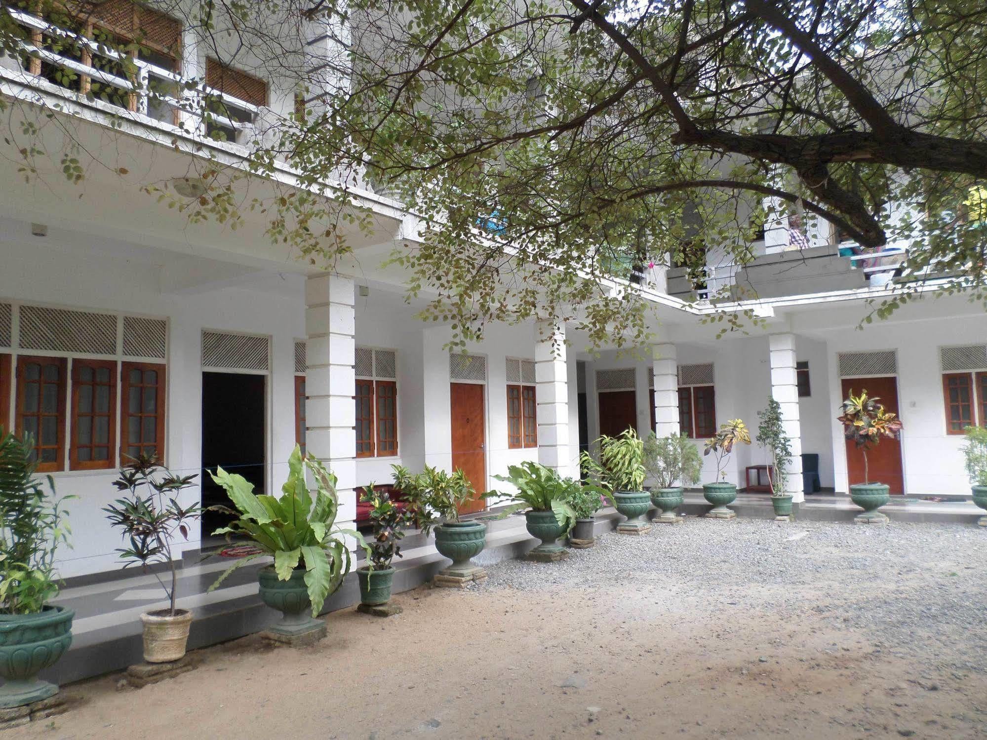 Hotel Senora Катарагама Экстерьер фото
