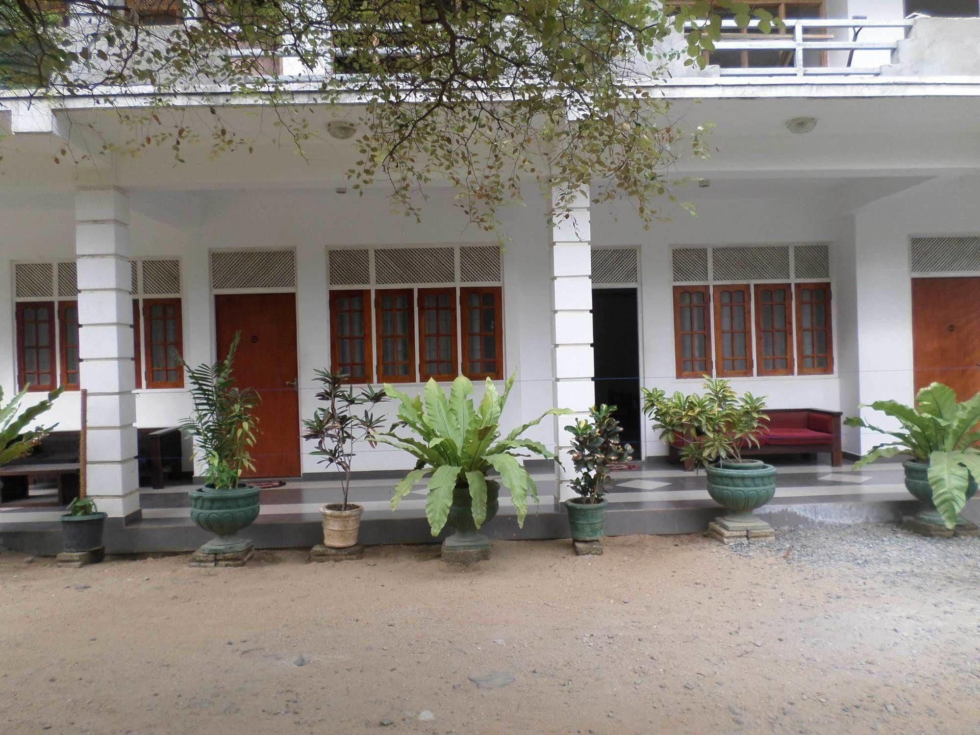 Hotel Senora Катарагама Экстерьер фото