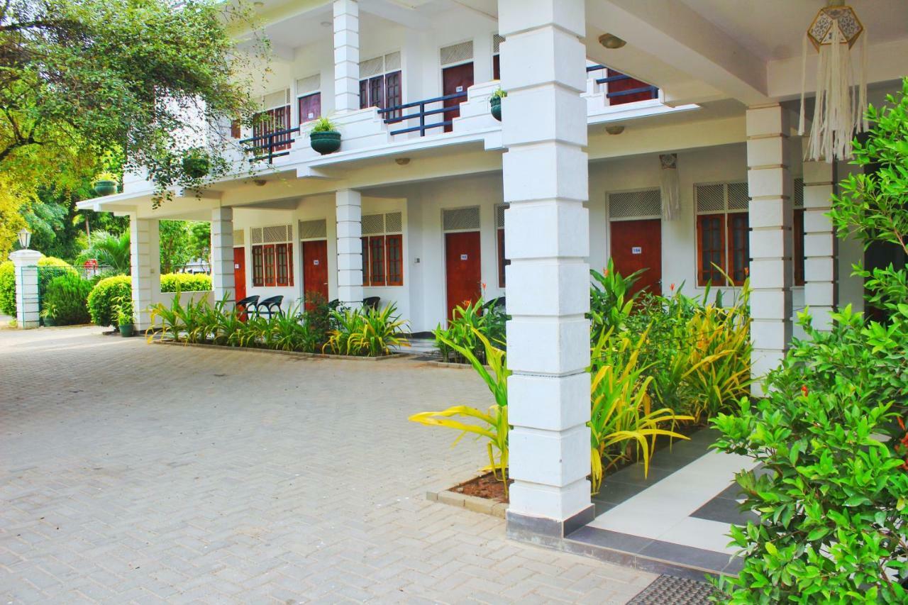 Hotel Senora Катарагама Экстерьер фото